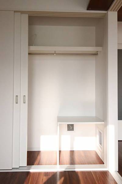 洋室の大容量クローゼットの一角には猫ちゃん用トイレスペース。