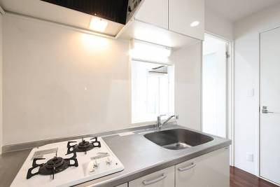 2口コンロのキッチン。調理中猫ちゃんが入れないよう仕切り有。