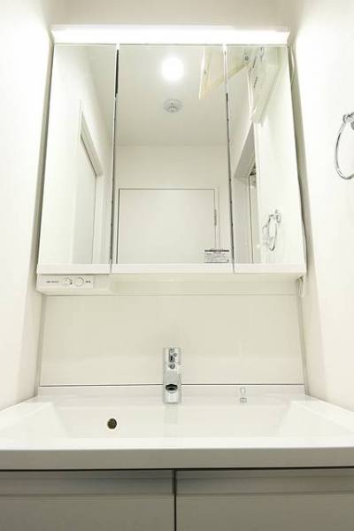 収納力に優れた三面鏡タイプの洗面台を完備。