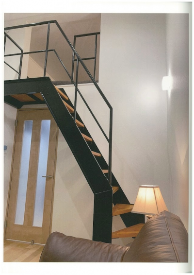 ロフトへのスタイリッシュなウッドデッキ・鉄骨フレーム階段！