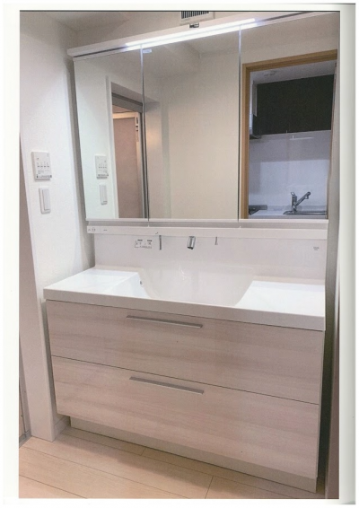 広々とした3面鏡の収納が充実した洗面化粧台！