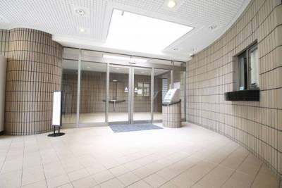 エントランスはカメラ付きオートロックで管理人もいます！