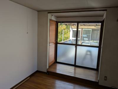 メイン2階奥の部屋。奥に見えるのが屋外中2階。