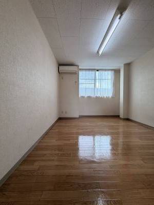 大きな窓で明るいお部屋です！