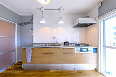 システムキッチン。3口ガスコンロ、レンジフードです。