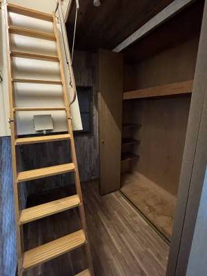収納2 と　屋根裏部屋階段