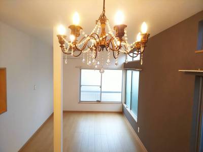 お部屋に入った瞬間に見えるシャンデリアがおしゃれを演出！