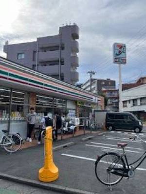 徒歩１分の場所にコンビニがあって便利です♪