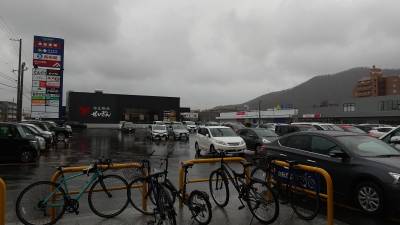 幌南小学校前駅から、帰りに道すぐ脇にはショッピングモール。