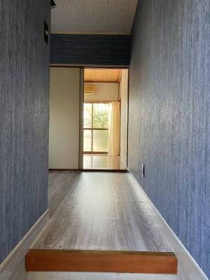 壁紙と床は新しくなっています。