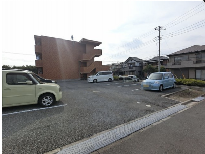 駐車場も1戸2台まであります