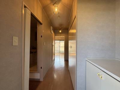 オシャレな照明　天井は木目、壁面はグレーのアクセント