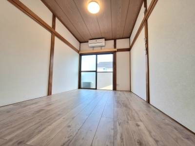 寝室、床は新品でヴィンテージ風