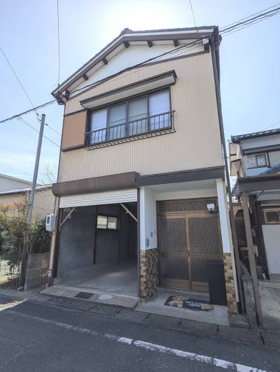 車庫付きの戸建て、宅配BOX・モニタ付きインターホンあり♪