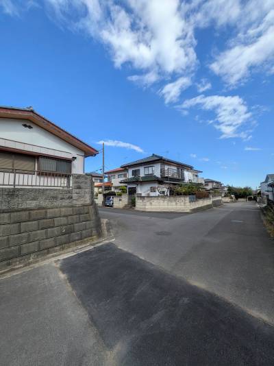 角地で前面道路は6メートルです。