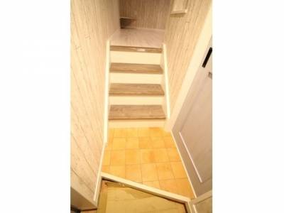 玄関廊下から階段を上がり一階