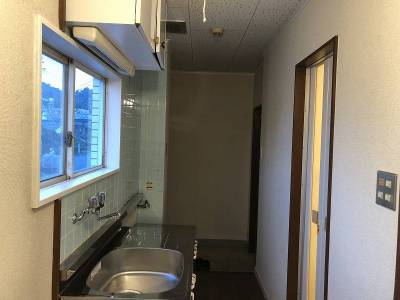 角部屋ですので、キッチンに窓が付いています。