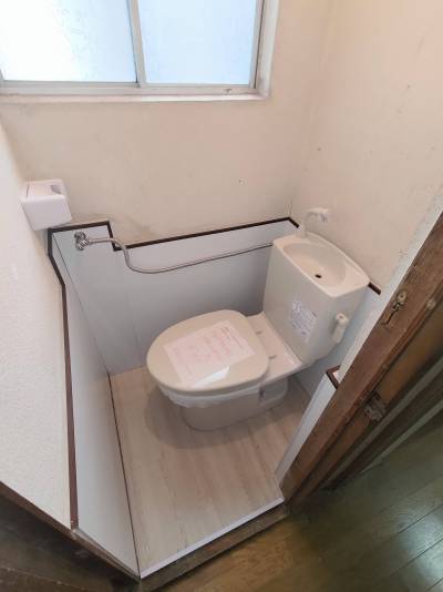 トイレはトイレはリフォーム済みの新品