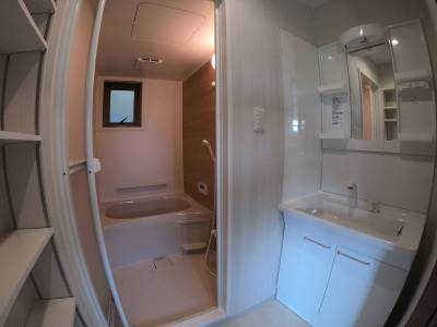 廊下から脱衣所・風呂の眺め。全て新品です。