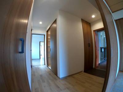 和室から廊下。埋め込みのLED照明を付けました。