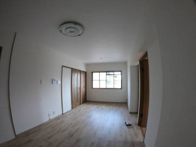 リビング　キッチン側です。ドアも全て新品