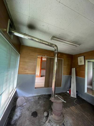 土間に薪ストーブ（ダルマストーブ）のある家