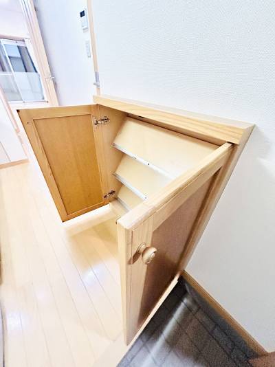 広々した下駄箱が備わっています。一人暮らしには十分♪