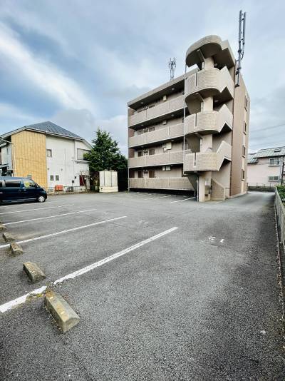 好立地なのに敷地内に各部屋の駐車場を完備♪