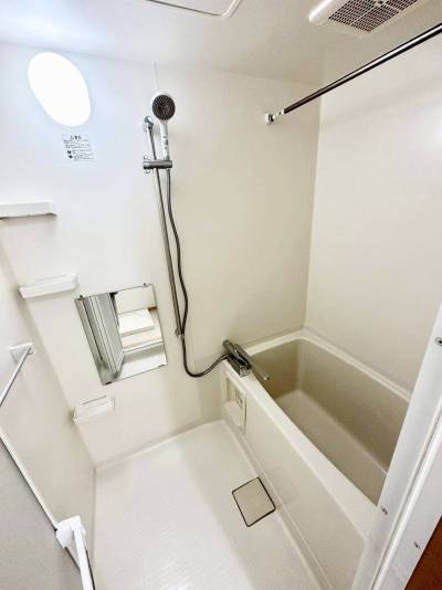 サーモ混合水栓、大型鏡、シャワーバーで快適バスタイム♪