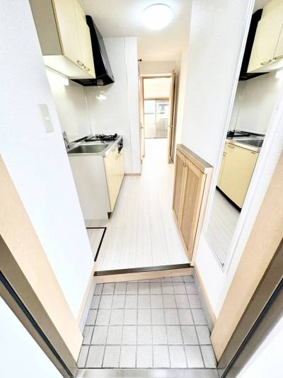 広々玄関には姿見となる大型鏡も備え付けています