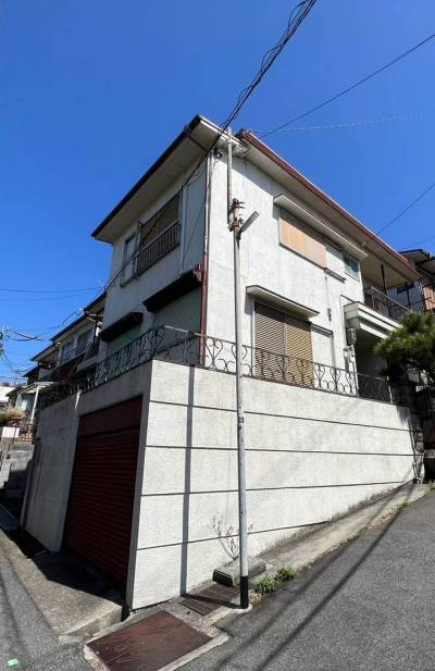 シャッターガレージ付きの物件です。