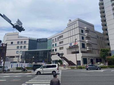 コースカ。買い物やレストラン、娯楽施設で一日楽しめる。