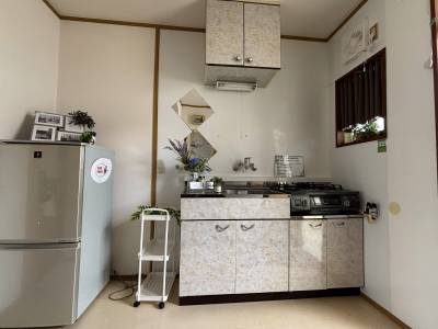 キッチンリメイク済み。冷蔵戸・２口コンロ付♪