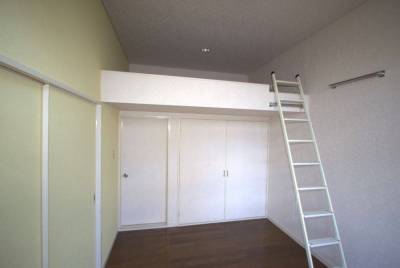 洋室　６帖　アクセントクロスがお洒落　ロフト付き