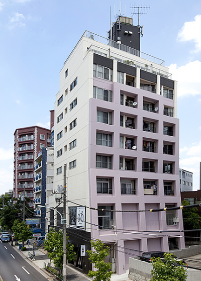 建物前面のピンク色の柱は耐震補強箇所です。
