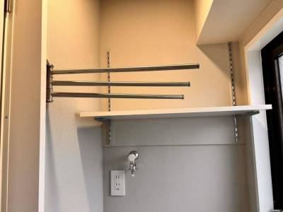 室内洗濯機置き場上部の可動式棚とタオル掛け