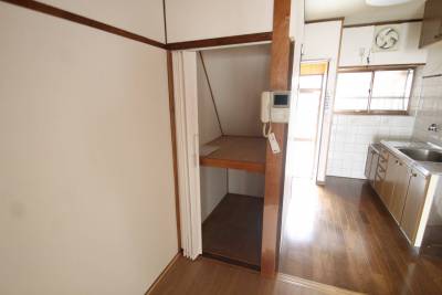 明るいキッチン、収納あり。