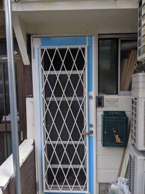 L1のお部屋の玄関です。工事中です。彩風ドアです。