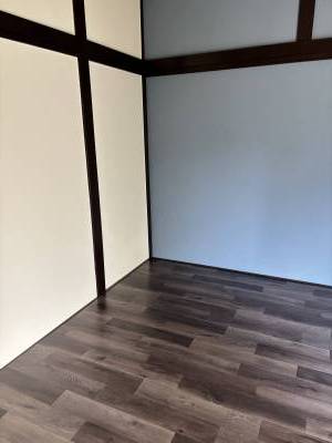 玄関横小部屋4.5畳もブルーのアクセントウォールでおしゃれに