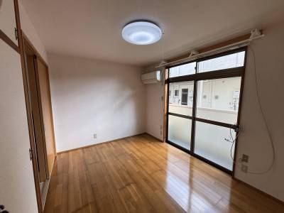 居間の反対からの視点です