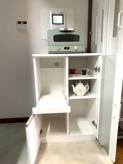 カップボード、炊飯器、トースター、カップなど。