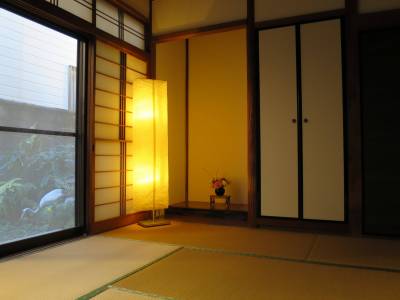 和室から臨む庭と床の間