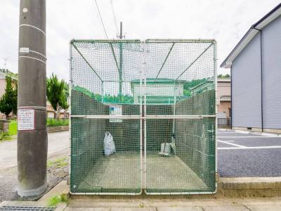 駐車場の端の方にゴミ集積所があります。