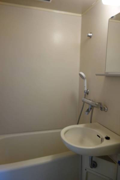 浴室全景です。混合栓、シャワーを新品交換しました。