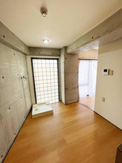 玄関より室内を見る。洗濯機置き場は室内に配置。