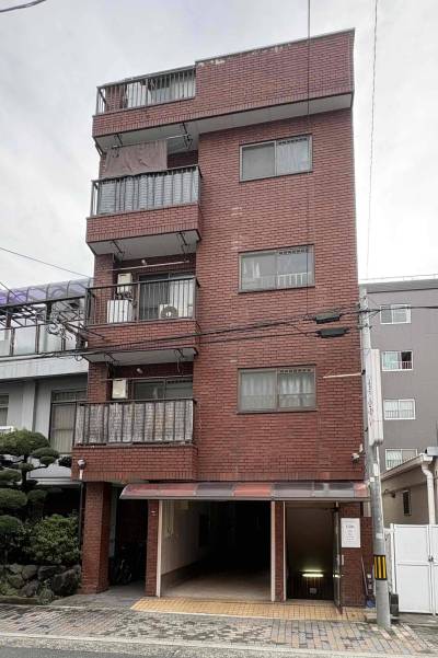 阪急京都線上新庄駅より徒歩3分の住宅街にあります