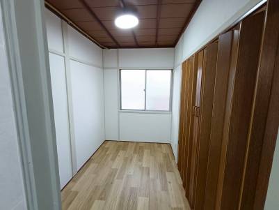 3畳間。リビングとはアコーディオンカーテンで仕切ります。