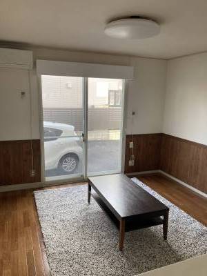 インターフォン設置の綺麗なリビングルーム