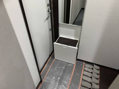 シューズスルークローゼットの前に姿見設置。