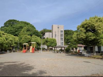 物件近くの赤坂公園。緑豊かで休日のお散歩やリフレッシュに！